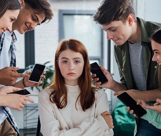 İnternetin ve dijital iletişim araçlarının hayatın her alanına girmesiyle birlikte yeni suç türleri de gündeme gelmeye başladı. Bu suçların başında gelen siber zorbalık, özellikle çocuklar, gençler ve sosyal medyayı yoğun kullanan bireyler için ciddi bir tehdit oluşturuyor. Fiziksel bir temas olmadan, tamamen dijital ortamda gerçekleşmesine rağmen siber zorbalık, mağdurlar üzerinde derin psikolojik ve sosyal etkiler bırakabiliyor. Konulu bir haber görseli.