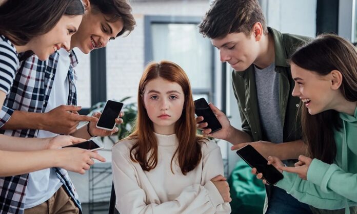 İnternetin ve dijital iletişim araçlarının hayatın her alanına girmesiyle birlikte yeni suç türleri de gündeme gelmeye başladı. Bu suçların başında gelen siber zorbalık, özellikle çocuklar, gençler ve sosyal medyayı yoğun kullanan bireyler için ciddi bir tehdit oluşturuyor. Fiziksel bir temas olmadan, tamamen dijital ortamda gerçekleşmesine rağmen siber zorbalık, mağdurlar üzerinde derin psikolojik ve sosyal etkiler bırakabiliyor. Konulu bir haber görseli.