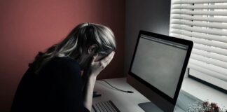 Sanal taciz, dijital iletişim araçlarının yaygınlaşmasıyla birlikte son yıllarda giderek daha görünür hale gelen önemli bir toplumsal sorun olarak öne çıkıyor. Sosyal medya platformları, mesajlaşma uygulamaları ve çevrim içi oyun ortamları, bireylerin iletişim kurmasını kolaylaştırırken aynı zamanda sanal taciz gibi suçların işlenmesine de zemin hazırlayabiliyor. Bu tür tacizler, fiziksel bir temas içermese de mağdurlar üzerinde ciddi psikolojik ve sosyal etkiler bırakabiliyor. Konulu bir haber görseli.