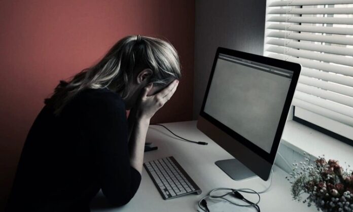 Sanal taciz, dijital iletişim araçlarının yaygınlaşmasıyla birlikte son yıllarda giderek daha görünür hale gelen önemli bir toplumsal sorun olarak öne çıkıyor. Sosyal medya platformları, mesajlaşma uygulamaları ve çevrim içi oyun ortamları, bireylerin iletişim kurmasını kolaylaştırırken aynı zamanda sanal taciz gibi suçların işlenmesine de zemin hazırlayabiliyor. Bu tür tacizler, fiziksel bir temas içermese de mağdurlar üzerinde ciddi psikolojik ve sosyal etkiler bırakabiliyor. Konulu bir haber görseli.