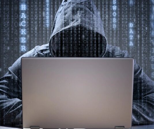 İnternetin günlük yaşamın ayrılmaz bir parçası haline gelmesiyle birlikte, suç türleri de dijital ortama taşınmış durumda. Özellikle son yıllarda internet dolandırıcılığı, hem bireyleri hem de kurumları hedef alan ciddi bir tehdit olarak öne çıkıyor. Bankacılıktan alışverişe, sosyal medyadan resmi işlemlere kadar birçok alanda internetin kullanılması, dolandırıcılar için geniş bir hareket alanı yaratıyor. Bu durum, dijital okuryazarlığın ve hukuki farkındalığın önemini her geçen gün artırıyor. Konulu bir haber görseli.