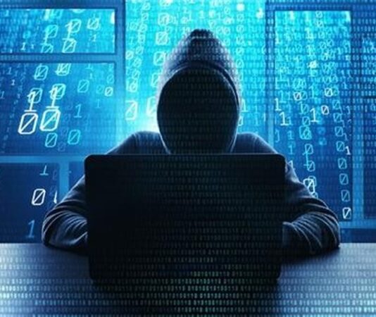 Dijitalleşmenin hız kazanmasıyla birlikte hacker saldırıları, bireylerden kurumlara kadar geniş bir alanı etkileyen ciddi bir güvenlik sorunu haline gelmiştir. İnternet altyapısına dayalı sistemlerin yaygınlaşması, bilgiye erişimi kolaylaştırırken aynı zamanda kötü niyetli kişilerin bu sistemleri hedef almasını da mümkün kılmaktadır. Günümüzde hacker saldırıları yalnızca teknik bir problem olarak değil, ekonomik, sosyal ve hatta politik sonuçları olan çok boyutlu bir olgu olarak değerlendirilmektedir. Konulu bir haber görseli.