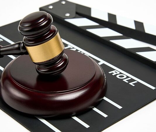 Dijitalleşmenin hız kazanmasıyla birlikte müzik ve film korsanlığı, küresel ölçekte tartışılan en önemli kültürel ve hukuki sorunlardan biri haline geldi. İnternet erişiminin yaygınlaşması, içeriklere ulaşımı kolaylaştırırken aynı zamanda telif haklarının ihlal edilmesini de artırdı. Özellikle çevrim içi platformlar, dosya paylaşım siteleri ve izinsiz yayın yapan uygulamalar, müzik ve film korsanlığının görünürlüğünü yükseltti. Konulu bir haber görseli.