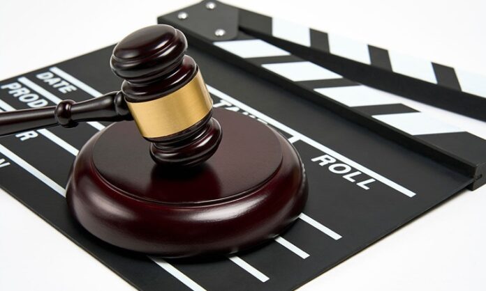 Dijital Dünyada Müzik ve Film Korsanlığı Gerçeği Dijitalleşmenin hız kazanmasıyla birlikte müzik ve film korsanlığı, küresel ölçekte tartışılan en önemli kültürel ve hukuki sorunlardan biri haline geldi. İnternet erişiminin yaygınlaşması, içeriklere ulaşımı kolaylaştırırken aynı zamanda telif haklarının ihlal edilmesini de artırdı. Özellikle çevrim içi platformlar, dosya paylaşım siteleri ve izinsiz yayın yapan uygulamalar, müzik ve film korsanlığının görünürlüğünü yükseltti. Konulu bir haber görseli.