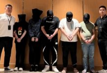 Günümüzde suç dünyasının en organize ve en hızlı dönüşen yapılarından biri dolandırıcılık çeteleri olarak öne çıkıyor. Bireylerin iyi niyetini, bilgi eksikliğini ya da zor anlarını hedef alan bu yapılar, klasik yöntemlerin yanı sıra dijital teknolojileri de yoğun biçimde kullanıyor. Telefon aramaları, sahte internet siteleri, sosyal medya mesajları ve yüz yüze temaslar üzerinden yürütülen faaliyetler, dolandırıcılık çetelerinin toplumun her kesimine ulaşabilmesini sağlıyor. Konulu bir haber görseli.