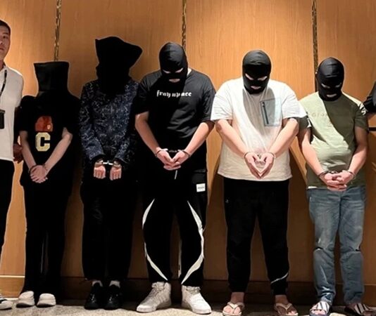 Günümüzde suç dünyasının en organize ve en hızlı dönüşen yapılarından biri dolandırıcılık çeteleri olarak öne çıkıyor. Bireylerin iyi niyetini, bilgi eksikliğini ya da zor anlarını hedef alan bu yapılar, klasik yöntemlerin yanı sıra dijital teknolojileri de yoğun biçimde kullanıyor. Telefon aramaları, sahte internet siteleri, sosyal medya mesajları ve yüz yüze temaslar üzerinden yürütülen faaliyetler, dolandırıcılık çetelerinin toplumun her kesimine ulaşabilmesini sağlıyor. Konulu bir haber görseli.