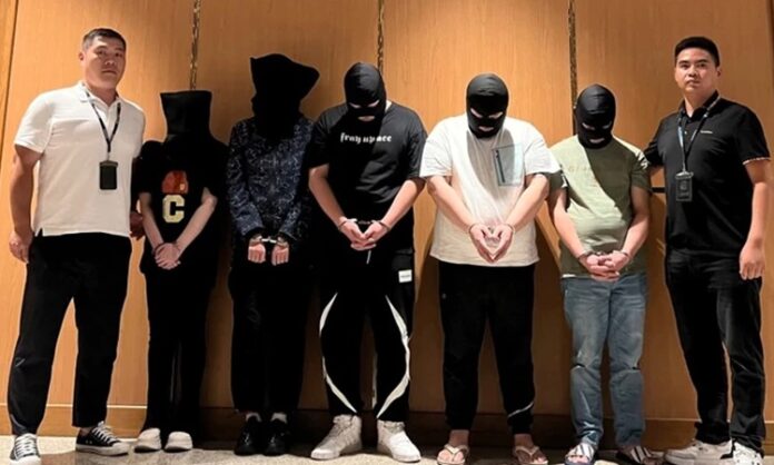 Günümüzde suç dünyasının en organize ve en hızlı dönüşen yapılarından biri dolandırıcılık çeteleri olarak öne çıkıyor. Bireylerin iyi niyetini, bilgi eksikliğini ya da zor anlarını hedef alan bu yapılar, klasik yöntemlerin yanı sıra dijital teknolojileri de yoğun biçimde kullanıyor. Telefon aramaları, sahte internet siteleri, sosyal medya mesajları ve yüz yüze temaslar üzerinden yürütülen faaliyetler, dolandırıcılık çetelerinin toplumun her kesimine ulaşabilmesini sağlıyor. Konulu bir haber görseli.