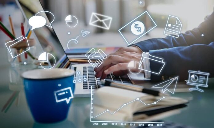 E-ticaret, son yıllarda alışveriş alışkanlıklarını kökten değiştiren bir alan haline geldi. İnternet üzerinden yapılan alışverişler hem zaman kazandırıyor hem de tüketicilere geniş ürün yelpazesi sunuyor. Ancak bu hızlı büyüme beraberinde e-ticaret dolandırıcılığı riskini de ciddi biçimde artırdı. Özellikle sosyal medya, sahte alışveriş siteleri ve bireysel satış platformları üzerinden yapılan dolandırıcılık vakaları her geçen gün artış gösteriyor. Tüketiciler, cazip fiyatlar ve güven veren görsellerle kandırılarak maddi zarara uğrayabiliyor. Konulu bir haber görseli.