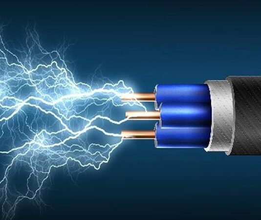 Günlük yaşamın vazgeçilmez unsurlarından biri olan elektrik, doğru kullanılmadığında ciddi riskler barındırıyor. Son yıllarda artış gösteren elektrik kazaları, hem konutlarda hem de iş yerlerinde can ve mal kaybına yol açabiliyor. Uzmanlara göre bilinçsiz kullanım, eski tesisatlar ve bakım eksikliği bu kazaların başlıca nedenleri arasında yer alıyor. Özellikle yoğun enerji tüketiminin olduğu dönemlerde risk daha da artıyor. Konulu bir haber görseli.