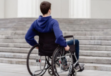 Engelli bireylerin toplumsal hayata eşit ve bağımsız şekilde katılabilmesi, çağdaş hukuk sistemlerinin ve demokratik toplumların temel hedefleri arasında yer alıyor. Buna rağmen engelli hakları ihlalleri, günümüzde hâlâ yaygın biçimde yaşanan ve çoğu zaman göz ardı edilen ciddi bir sorun olarak öne çıkıyor. Eğitimden istihdama, ulaşımdan sağlık hizmetlerine kadar pek çok alanda karşılaşılan bu ihlaller, engelli bireylerin yaşam kalitesini doğrudan etkiliyor. Konulu bir haber görseli.