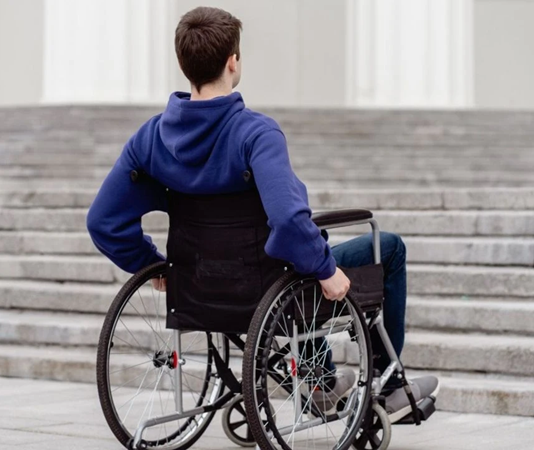 Engelli bireylerin toplumsal hayata eşit ve bağımsız şekilde katılabilmesi, çağdaş hukuk sistemlerinin ve demokratik toplumların temel hedefleri arasında yer alıyor. Buna rağmen engelli hakları ihlalleri, günümüzde hâlâ yaygın biçimde yaşanan ve çoğu zaman göz ardı edilen ciddi bir sorun olarak öne çıkıyor. Eğitimden istihdama, ulaşımdan sağlık hizmetlerine kadar pek çok alanda karşılaşılan bu ihlaller, engelli bireylerin yaşam kalitesini doğrudan etkiliyor. Konulu bir haber görseli.