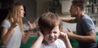 Ev içi şiddet suçu, aile veya aynı haneyi paylaşan bireyler arasında gerçekleşen ve kişinin fiziksel, psikolojik ya da ekonomik bütünlüğünü zedeleyen davranışların tamamını kapsar. Ev içi şiddet, yalnızca bireysel bir sorun değil, aynı zamanda toplumun genel huzurunu ve güvenliğini tehdit eden ciddi bir suç olarak kabul edilmektedir. Son yıllarda bu suçun görünürlüğünün artması, hem hukuki düzenlemelerin hem de toplumsal farkındalık çalışmalarının önemini daha da belirgin hale getirmiştir. Konulu bir haber görseli.