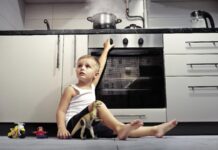 Günlük yaşamın en güvenli alanı olarak görülen ev ortamı, aslında pek çok risk barındırıyor. Uzmanlara göre her yıl binlerce kişi ev kazaları nedeniyle hastanelere başvuruyor. Basit bir dikkatsizlik ya da küçük bir ihmal, ciddi sonuçlar doğurabiliyor. Özellikle çocuklar ve yaşlılar için ev içindeki risk faktörleri daha büyük tehlike oluşturuyor. Konulu bir haber görseli.