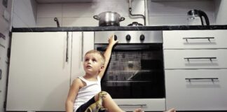 Günlük yaşamın en güvenli alanı olarak görülen ev ortamı, aslında pek çok risk barındırıyor. Uzmanlara göre her yıl binlerce kişi ev kazaları nedeniyle hastanelere başvuruyor. Basit bir dikkatsizlik ya da küçük bir ihmal, ciddi sonuçlar doğurabiliyor. Özellikle çocuklar ve yaşlılar için ev içindeki risk faktörleri daha büyük tehlike oluşturuyor. Konulu bir haber görseli.