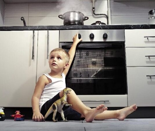 Günlük yaşamın en güvenli alanı olarak görülen ev ortamı, aslında pek çok risk barındırıyor. Uzmanlara göre her yıl binlerce kişi ev kazaları nedeniyle hastanelere başvuruyor. Basit bir dikkatsizlik ya da küçük bir ihmal, ciddi sonuçlar doğurabiliyor. Özellikle çocuklar ve yaşlılar için ev içindeki risk faktörleri daha büyük tehlike oluşturuyor. Konulu bir haber görseli.