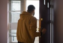 Son yıllarda artış gösteren evden kaçma olayları, aileleri ve yetkilileri endişelendiren önemli sosyal meselelerden biri haline geldi. Özellikle ergenlik dönemindeki gençlerin yaşadığı kimlik arayışı, aile içi iletişim problemleri ve sosyal çevre baskısı gibi faktörler, evden kaçma vakalarının arkasındaki temel nedenler arasında gösteriliyor. Uzmanlar, bu durumun yalnızca bireysel bir tepki değil, aynı zamanda toplumsal dinamiklerle bağlantılı bir süreç olduğuna dikkat çekiyor. Konulu bir haber görseli.