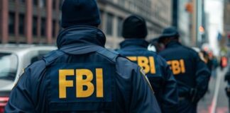 Dünyada güvenlik ve istihbarat denildiğinde akla gelen ilk kurumlardan biri olan FBI, yürüttüğü operasyonlarla yalnızca Amerika Birleşik Devletleri içinde değil, uluslararası alanda da dikkat çekiyor. FBI operasyonları, federal düzeyde suçla mücadeleyi hedef alırken aynı zamanda küresel güvenlik mimarisinin önemli bir parçası haline gelmiş durumda. Özellikle terör, organize suç ve siber tehditler karşısında FBI’ın aktif rolü, kurumun etkisini her geçen yıl artırıyor. Konulu bir haber görseli.