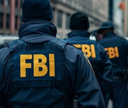 Dünyada güvenlik ve istihbarat denildiğinde akla gelen ilk kurumlardan biri olan FBI, yürüttüğü operasyonlarla yalnızca Amerika Birleşik Devletleri içinde değil, uluslararası alanda da dikkat çekiyor. FBI operasyonları, federal düzeyde suçla mücadeleyi hedef alırken aynı zamanda küresel güvenlik mimarisinin önemli bir parçası haline gelmiş durumda. Özellikle terör, organize suç ve siber tehditler karşısında FBI’ın aktif rolü, kurumun etkisini her geçen yıl artırıyor. Konulu bir haber görseli.