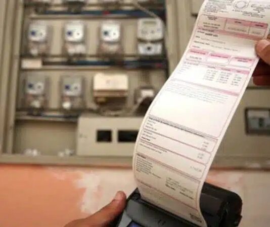 Son yıllarda ekonomik suçlar arasında dikkat çeken başlıklardan biri fatura sahteciliği olarak öne çıkıyor. Vergi sistemini doğrudan hedef alan bu suç türü, hem kamu gelirlerinde ciddi kayıplara yol açıyor hem de haksız kazanç elde eden kişi ve şirketler üzerinden piyasa dengesini bozuyor. Giderek daha karmaşık hale gelen yöntemler, fatura sahteciliğini sadece mali bir sorun olmaktan çıkarıp hukuki ve toplumsal bir meseleye dönüştürüyor. Konulu bir haber görseli.