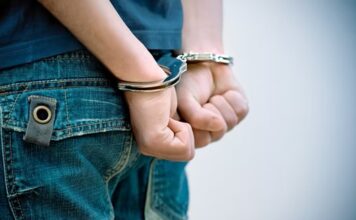 Son yıllarda kamuoyunda giderek daha fazla tartışılan gençlik suçları, yalnızca adli bir mesele olmanın ötesine geçerek toplumsal yapıyı doğrudan etkileyen bir sorun haline geldi. Suça sürüklenen gençlerin sayısındaki artış, eğitimden sosyal politikalara kadar birçok alanda yeni önlemleri gündeme getiriyor. Uzmanlar, gençlik suçlarının arkasında bireysel tercihlerden çok, sosyal ve ekonomik koşulların belirleyici olduğuna dikkat çekiyor. Konulu bir haber görseli.