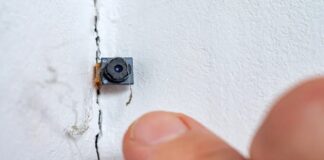 Son dönemde farklı şehirlerde ortaya çıkan gizli kamera olayları, kamuoyunda büyük tepkiye yol açtı. Özellikle kiralık daireler, pansiyonlar ve bazı iş yerlerinde tespit edilen izinsiz kayıt cihazları, vatandaşların özel hayatına yönelik ciddi bir tehdit olarak değerlendiriliyor. Uzmanlar, artan bu vakaların yalnızca bireysel suç değil aynı zamanda toplumsal bir özel hayat ihlali sorunu olduğunu vurguluyor. Konulu bir haber görseli.