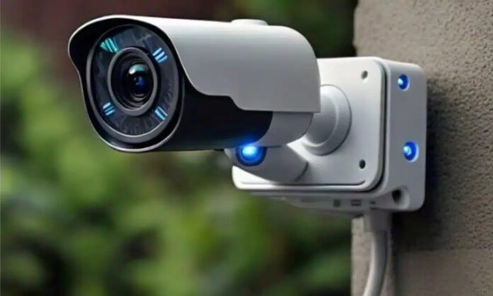 Güvenlik ihtiyacının arttığı günümüzde kamera sistemleri, hem bireysel hem de kurumsal alanlarda vazgeçilmez bir teknoloji haline gelmiş durumda. Evlerden iş yerlerine, sokaklardan kamu binalarına kadar geniş bir kullanım alanına sahip olan bu sistemler, suçun önlenmesi, olayların aydınlatılması ve genel güvenlik algısının güçlendirilmesi açısından önemli bir rol üstleniyor. Teknolojinin gelişmesiyle birlikte kamera çözümleri yalnızca kayıt alan cihazlar olmaktan çıkarak, akıllı analiz yapabilen ve uzaktan yönetilebilen sistemlere dönüşüyor. Konulu bir haber görseli.