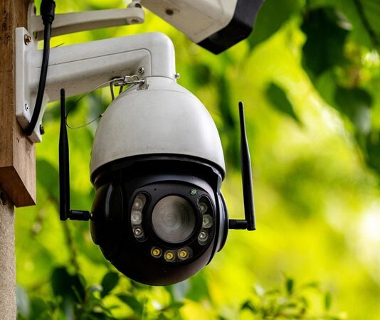 Şehir güvenliğinin sağlanmasında teknolojinin payı her geçen gün artarken, güvenlik kamerası sistemleri suçla mücadelede en etkili araçlardan biri haline geldi. Sokaklardan alışveriş merkezlerine, toplu taşıma noktalarından kamu binalarına kadar geniş bir alanda kullanılan kameralar, olayların aydınlatılmasında kritik rol oynuyor. Özellikle son yıllarda artan suç tespiti çalışmalarında kamera kayıtlarının belirleyici delil niteliği taşıdığı belirtiliyor. Konulu bir haber görseli.