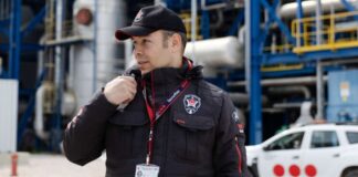 Günümüz dünyasında hızla değişen sosyal, ekonomik ve teknolojik koşullar, güvenlik tedbirleri konusunu her zamankinden daha önemli hale getiriyor. Kamu alanlarından özel yaşam alanlarına kadar uzanan geniş bir yelpazede alınan önlemler, bireylerin kendilerini güvende hissetmesini sağlamayı amaçlıyor. Artan nüfus, kentleşme ve dijitalleşme ile birlikte güvenlik kavramı yalnızca fiziki tehditlerle sınırlı kalmıyor, çok boyutlu bir yapıya dönüşüyor. Konulu bir haber görseli.