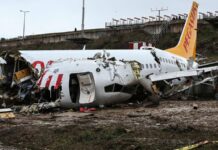 Havacılık sektörü, modern ulaşımın en güvenli alanlarından biri olarak kabul edilse de, yaşanan hava kazaları kamuoyunda her zaman büyük yankı uyandırıyor. Uçak yolculuğunun milyonlarca insan tarafından tercih edilmesi, bu kazaların etkisini yalnızca teknik bir mesele olmaktan çıkarıp toplumsal bir konu haline getiriyor. Her kaza, havacılık güvenliğinin sorgulanmasına ve mevcut önlemlerin yeniden değerlendirilmesine neden oluyor. Konulu bir haber görseli.