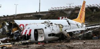 Havacılık sektörü, modern ulaşımın en güvenli alanlarından biri olarak kabul edilse de, yaşanan hava kazaları kamuoyunda her zaman büyük yankı uyandırıyor. Uçak yolculuğunun milyonlarca insan tarafından tercih edilmesi, bu kazaların etkisini yalnızca teknik bir mesele olmaktan çıkarıp toplumsal bir konu haline getiriyor. Her kaza, havacılık güvenliğinin sorgulanmasına ve mevcut önlemlerin yeniden değerlendirilmesine neden oluyor. Konulu bir haber görseli.