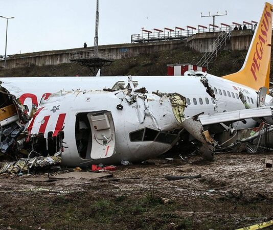 Havacılık sektörü, modern ulaşımın en güvenli alanlarından biri olarak kabul edilse de, yaşanan hava kazaları kamuoyunda her zaman büyük yankı uyandırıyor. Uçak yolculuğunun milyonlarca insan tarafından tercih edilmesi, bu kazaların etkisini yalnızca teknik bir mesele olmaktan çıkarıp toplumsal bir konu haline getiriyor. Her kaza, havacılık güvenliğinin sorgulanmasına ve mevcut önlemlerin yeniden değerlendirilmesine neden oluyor. Konulu bir haber görseli.