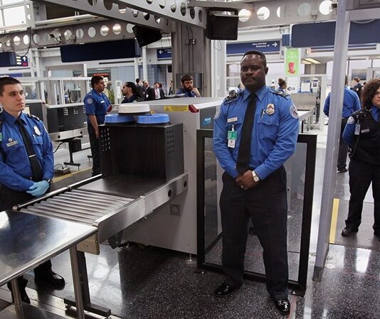 Son yıllarda artan yolcu sayısı ve küresel hareketlilik, havalimanı güvenlik uygulamalarını her zamankinden daha önemli hale getirdi. Büyük şehirlerdeki uluslararası terminaller başta olmak üzere birçok noktada yaşanan güvenlik olayları, yetkililerin denetimleri sıkılaştırmasına neden oldu. Uzmanlar, artan tehdit algısının yalnızca fiziksel güvenlikle sınırlı olmadığını, aynı zamanda dijital ve operasyonel süreçleri de kapsadığını belirtiyor. Konulu bir haber görseli.