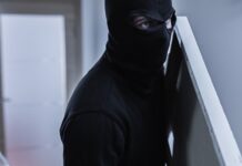 Hırsızlık Çeteleri Kent Güvenliğini Tehdit Eden Organize Yapılar Hırsızlık olayları, bireysel suçlar olarak görüldüğünde bile toplumda ciddi bir güvensizlik duygusu yaratırken, bu fiillerin organize yapılar tarafından gerçekleştirilmesi tehdidin boyutunu daha da büyütmektedir. Hırsızlık çeteleri, belirli bir plan, iş bölümü ve süreklilik içinde hareket eden, çoğu zaman profesyonel yöntemler kullanan suç örgütleri olarak öne çıkar. Bu yapılar, yalnızca maddi kayıplara yol açmakla kalmaz; şehir yaşamının huzurunu, bireylerin güven duygusunu ve kamu düzenini doğrudan etkiler. Konulu bir haber görseli.