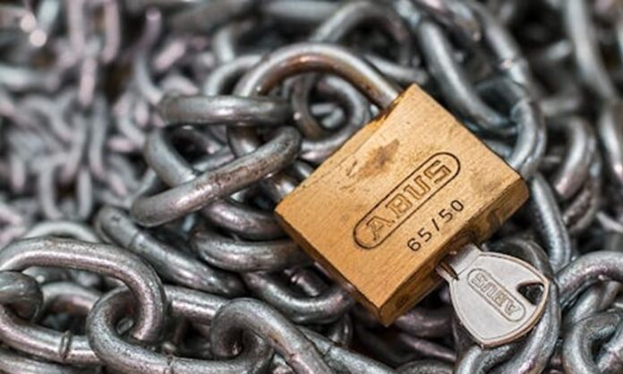 Hırsızlık Önleme Tekniklerinde Güncel Yaklaşımlar Ve Toplumsal Güvenlik Hırsızlık olayları, bireylerin ve kurumların günlük yaşamını doğrudan etkileyen en yaygın suç türleri arasında yer alır. Maddi kayıpların yanı sıra güvensizlik hissi ve psikolojik etkiler de bu suçların toplumsal yansımaları arasında bulunur. Bu nedenle hırsızlık önleme teknikleri, yalnızca güvenlik birimlerinin değil, toplumun tüm kesimlerinin gündeminde olan bir konudur. Önleyici yaklaşımlar, suç gerçekleşmeden önce riskleri azaltmayı hedefleyerek daha sürdürülebilir bir güvenlik anlayışı sunar. Konulu bir haber görseli.