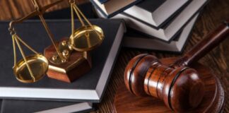 Toplumların düzenli bir şekilde işleyebilmesi için kurallara ve bu kuralları sistemli hale getiren mekanizmalara ihtiyaç vardır. Bu noktada hukuki düzenlemeler, bireylerin hak ve yükümlülüklerini belirleyen, devlet ile vatandaş arasındaki ilişkiyi çerçeveleyen temel unsurlar arasında yer alır. Yapılan her hukuki düzenleme, sadece hukuk alanını değil; sosyal yaşamı, ekonomiyi ve kamu yönetimini de doğrudan etkiler. Konulu bir haber görseli.