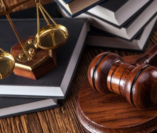 Toplumların düzenli bir şekilde işleyebilmesi için kurallara ve bu kuralları sistemli hale getiren mekanizmalara ihtiyaç vardır. Bu noktada hukuki düzenlemeler, bireylerin hak ve yükümlülüklerini belirleyen, devlet ile vatandaş arasındaki ilişkiyi çerçeveleyen temel unsurlar arasında yer alır. Yapılan her hukuki düzenleme, sadece hukuk alanını değil; sosyal yaşamı, ekonomiyi ve kamu yönetimini de doğrudan etkiler. Konulu bir haber görseli.