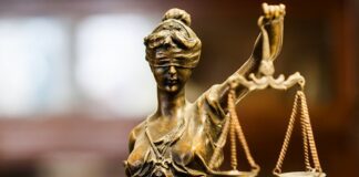 Hukuki reformlar, toplumların değişen ihtiyaçlarına cevap verebilmek amacıyla hukuk sistemlerinde yapılan kapsamlı düzenlemeleri ifade etmektedir. Günümüzde hızla dönüşen sosyal yapı, ekonomi ve teknoloji, mevcut yasaların yetersiz kalmasına neden olabilmektedir. Bu noktada hukuki reformlar, adalet sisteminin güncel sorunlara çözüm üretebilmesi için kaçınılmaz bir gereklilik olarak öne çıkmaktadır. Konulu bir haber görseli.