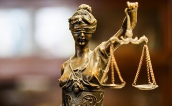 Hukuki reformlar, toplumların değişen ihtiyaçlarına cevap verebilmek amacıyla hukuk sistemlerinde yapılan kapsamlı düzenlemeleri ifade etmektedir. Günümüzde hızla dönüşen sosyal yapı, ekonomi ve teknoloji, mevcut yasaların yetersiz kalmasına neden olabilmektedir. Bu noktada hukuki reformlar, adalet sisteminin güncel sorunlara çözüm üretebilmesi için kaçınılmaz bir gereklilik olarak öne çıkmaktadır. Konulu bir haber görseli.