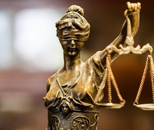 Hukuki reformlar, toplumların değişen ihtiyaçlarına cevap verebilmek amacıyla hukuk sistemlerinde yapılan kapsamlı düzenlemeleri ifade etmektedir. Günümüzde hızla dönüşen sosyal yapı, ekonomi ve teknoloji, mevcut yasaların yetersiz kalmasına neden olabilmektedir. Bu noktada hukuki reformlar, adalet sisteminin güncel sorunlara çözüm üretebilmesi için kaçınılmaz bir gereklilik olarak öne çıkmaktadır. Konulu bir haber görseli.