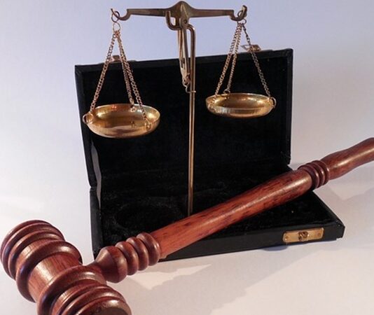 Toplum düzeninin korunmasında ve hak arama özgürlüğünün hayata geçirilmesinde hukuki süreç kavramı temel bir yere sahip bulunuyor. Bir uyuşmazlığın, iddianın ya da hak ihlalinin resmî mercilere taşınmasıyla başlayan hukuki süreç başlangıçları, adalet mekanizmasının en kritik aşamalarından biri olarak kabul ediliyor. Bu ilk adım, sürecin nasıl ilerleyeceğini, tarafların hangi hak ve yükümlülüklere sahip olacağını büyük ölçüde belirliyor. Konulu bir haber görseli.