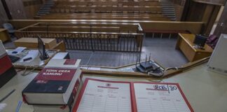 Ceza yargılamasının en kritik aşamalarından biri olan iddianameler, bir suç isnadının resmî olarak mahkeme önüne taşınmasını sağlayan hukuki belgelerdir. Savcılık makamı tarafından hazırlanan bu metinler, yalnızca bir suçlamayı değil, aynı zamanda yargılamanın çerçevesini de belirler. Bu nedenle iddianamelerin içeriği, dili ve hukuka uygunluğu, adil yargılanma ilkesinin doğrudan bir parçası olarak kabul edilir. Konulu bir haber görseli.