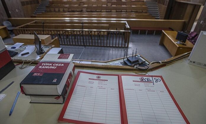 Ceza yargılamasının en kritik aşamalarından biri olan iddianameler, bir suç isnadının resmî olarak mahkeme önüne taşınmasını sağlayan hukuki belgelerdir. Savcılık makamı tarafından hazırlanan bu metinler, yalnızca bir suçlamayı değil, aynı zamanda yargılamanın çerçevesini de belirler. Bu nedenle iddianamelerin içeriği, dili ve hukuka uygunluğu, adil yargılanma ilkesinin doğrudan bir parçası olarak kabul edilir. Konulu bir haber görseli.