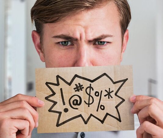 İftira ve hakaret, bireylerin onurunu, saygınlığını ve toplumsal konumunu doğrudan etkileyen suçlar arasında yer alır. Günlük yaşamda sözlü tartışmalardan sosyal medya paylaşımlarına kadar pek çok alanda karşılaşılan bu eylemler, yalnızca kişisel ilişkileri değil, toplumsal güven duygusunu da zedeleyebilir. İftira ve hakaret, hukuki boyutları kadar sosyal etkileriyle de dikkat çeken suç türleridir. Konulu bir haber görseli.