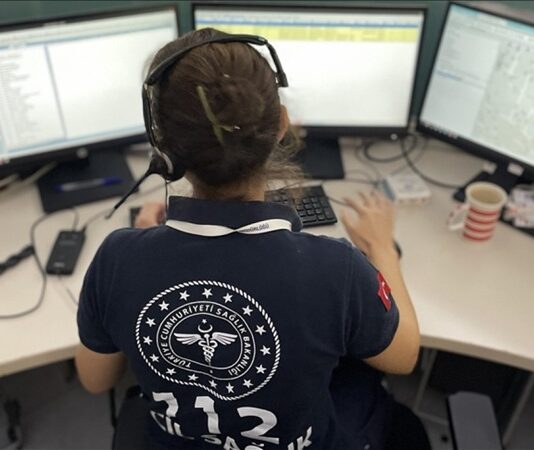 Son yıllarda artan ihbarlar ve şikayetler, kamu kurumlarının işleyişinde daha şeffaf ve hızlı bir süreci beraberinde getiriyor. Vatandaşların dijital platformlar üzerinden kolayca başvuru yapabilmesi, hem yerel yönetimlerin hem de merkezi kurumların daha etkin çalışmasını sağlıyor. Özellikle çevre, sağlık, güvenlik ve tüketici hakları alanında yapılan vatandaş başvurusu sayısındaki yükseliş dikkat çekiyor. Konulu bir haber görseli.