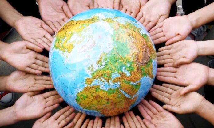 Bireylerin temel hak ve özgürlüklerinin korunması, modern hukuk sistemlerinin en önemli hedefleri arasında yer alır. Bu hedef doğrultusunda faaliyet gösteren insan hakları mahkemeleri, devletlerin uygulamalarını denetleyen ve bireylerin adalete erişimini güçlendiren önemli yargı organlarıdır. Ulusal hukuk yollarının yetersiz kaldığı durumlarda devreye giren bu mahkemeler, uluslararası hukuk düzeninin de temel yapı taşlarından biri olarak kabul edilir. Konulu bir haber görseli.