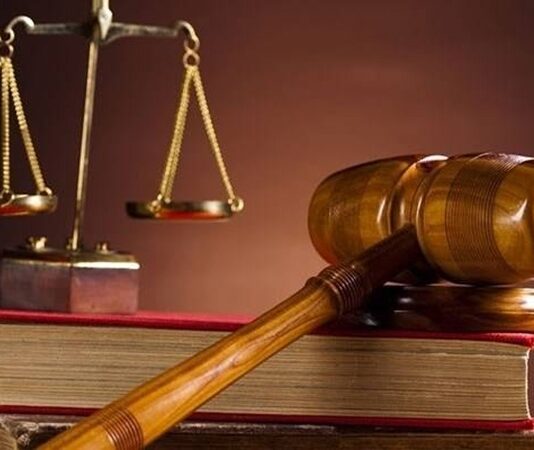 Dünyanın birçok bölgesinde yükselen toplumsal hareketler, insan hakları ve adalet mücadelesi kavramlarını yeniden gündemin merkezine taşıdı. Bireylerin temel hak ve özgürlük talepleri, yalnızca ulusal sınırlar içinde değil, küresel ölçekte yankı buluyor. Uzmanlara göre demokratik toplumların güçlenmesi, hak arama yollarının açık ve erişilebilir olmasıyla doğrudan bağlantılı. Konulu bir haber görseli.