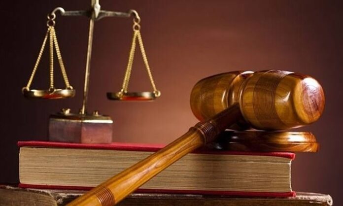 Dünyanın birçok bölgesinde yükselen toplumsal hareketler, insan hakları ve adalet mücadelesi kavramlarını yeniden gündemin merkezine taşıdı. Bireylerin temel hak ve özgürlük talepleri, yalnızca ulusal sınırlar içinde değil, küresel ölçekte yankı buluyor. Uzmanlara göre demokratik toplumların güçlenmesi, hak arama yollarının açık ve erişilebilir olmasıyla doğrudan bağlantılı. Konulu bir haber görseli.