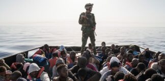 İnsan kaçakçılığı suçu, günümüzde yalnızca belirli ülkeleri değil, küresel ölçekte toplumları etkileyen ciddi bir suç türü olarak öne çıkmaktadır. İnsan kaçakçılığı, bireylerin genellikle daha iyi bir yaşam umuduyla kandırılarak veya zorlanarak yasa dışı yollarla bir ülkeden başka bir ülkeye taşınmasını ifade eder. Bu suç, insan onurunu doğrudan hedef alması nedeniyle hem hukuki hem de vicdani açıdan ağır sonuçlar doğurur. Konulu bir haber görseli.