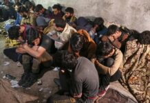 Günümüzde insan ticareti, sınırları aşan yapısı ve giderek karmaşıklaşan yöntemleriyle dünyanın en ciddi insan hakları ihlallerinden biri olarak kabul ediliyor. Kadınlar, çocuklar ve ekonomik olarak kırılgan gruplar başta olmak üzere milyonlarca insan, zorla çalıştırma, cinsel sömürü ve borç esareti gibi suçların mağduru oluyor. Uzmanlara göre insan ticareti, yalnızca bireyleri değil, toplumların ahlaki ve hukuki yapısını da derinden sarsıyor. Konulu bir haber görseli.