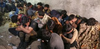 Günümüzde insan ticareti, sınırları aşan yapısı ve giderek karmaşıklaşan yöntemleriyle dünyanın en ciddi insan hakları ihlallerinden biri olarak kabul ediliyor. Kadınlar, çocuklar ve ekonomik olarak kırılgan gruplar başta olmak üzere milyonlarca insan, zorla çalıştırma, cinsel sömürü ve borç esareti gibi suçların mağduru oluyor. Uzmanlara göre insan ticareti, yalnızca bireyleri değil, toplumların ahlaki ve hukuki yapısını da derinden sarsıyor. Konulu bir haber görseli.